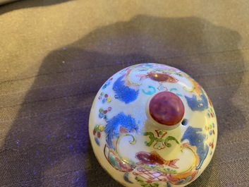 Th&eacute;i&egrave;re couverte en porcelaine de Chine famille rose &agrave; d&eacute;cor 'Pompadour', Qianlong