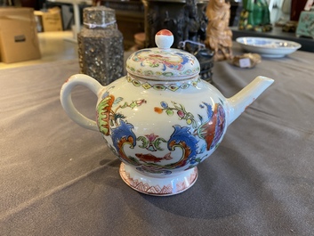 Th&eacute;i&egrave;re couverte en porcelaine de Chine famille rose &agrave; d&eacute;cor 'Pompadour', Qianlong
