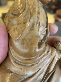 Guanyin en bois sculpt&eacute; et Liu Hai en pierre &agrave; savon, Chine, Qing