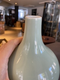 A Chinese monochrome celadon-glazed double gourd vase, 18/19th C.