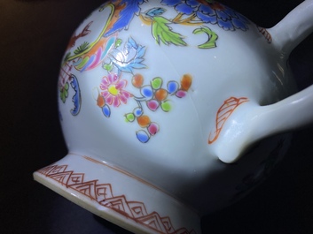 Th&eacute;i&egrave;re couverte en porcelaine de Chine famille rose &agrave; d&eacute;cor 'Pompadour', Qianlong