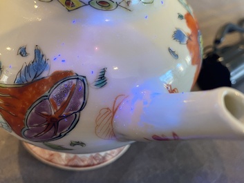 Th&eacute;i&egrave;re couverte en porcelaine de Chine famille rose &agrave; d&eacute;cor 'Pompadour', Qianlong