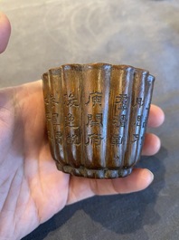 Een Chinese gesculpteerde bamboe kop met gegraveerd gedicht, 18e eeuw