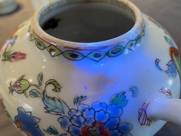 Th&eacute;i&egrave;re couverte en porcelaine de Chine famille rose &agrave; d&eacute;cor 'Pompadour', Qianlong