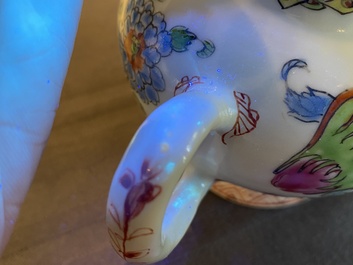 Th&eacute;i&egrave;re couverte en porcelaine de Chine famille rose &agrave; d&eacute;cor 'Pompadour', Qianlong
