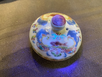 Th&eacute;i&egrave;re couverte en porcelaine de Chine famille rose &agrave; d&eacute;cor 'Pompadour', Qianlong