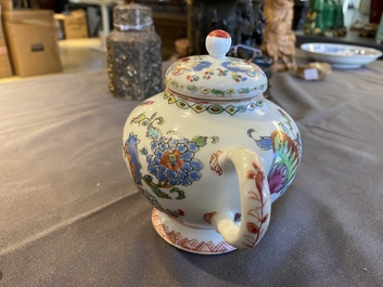 Th&eacute;i&egrave;re couverte en porcelaine de Chine famille rose &agrave; d&eacute;cor 'Pompadour', Qianlong