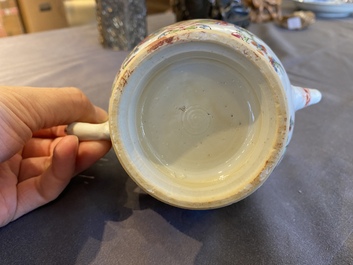 Th&eacute;i&egrave;re couverte en porcelaine de Chine famille rose &agrave; d&eacute;cor 'Pompadour', Qianlong