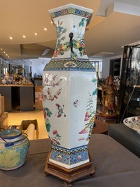A hexagonal Chinese famille rose vase with antiquities and peacocks, 19th C.