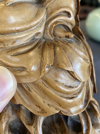 Guanyin en bois sculpt&eacute; et Liu Hai en pierre &agrave; savon, Chine, Qing