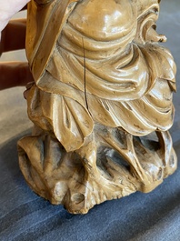 Guanyin en bois sculpt&eacute; et Liu Hai en pierre &agrave; savon, Chine, Qing