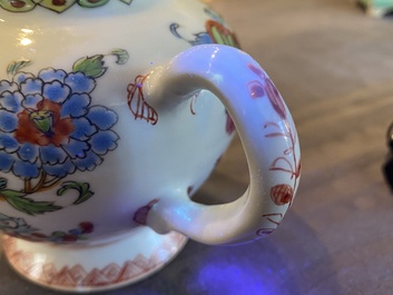 Th&eacute;i&egrave;re couverte en porcelaine de Chine famille rose &agrave; d&eacute;cor 'Pompadour', Qianlong