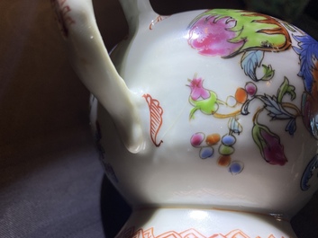 Th&eacute;i&egrave;re couverte en porcelaine de Chine famille rose &agrave; d&eacute;cor 'Pompadour', Qianlong