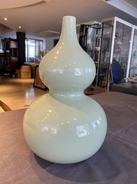A Chinese monochrome celadon-glazed double gourd vase, 18/19th C.