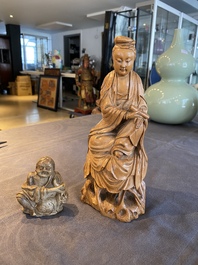 Guanyin en bois sculpt&eacute; et Liu Hai en pierre &agrave; savon, Chine, Qing