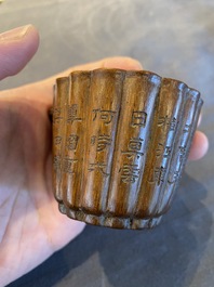 Een Chinese gesculpteerde bamboe kop met gegraveerd gedicht, 18e eeuw