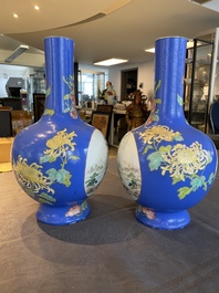 Een paar flesvormige Chinese famille rose vazen met blauwe fondkleur, He Xuren 何許人 merk, 20e eeuw