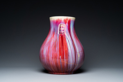 Vase de forme 'hu' en porcelaine de Chine &agrave; &eacute;mail flamb&eacute; restaur&eacute; de fa&ccedil;on kintsugi, marque de Qianlong, 20&egrave;me
