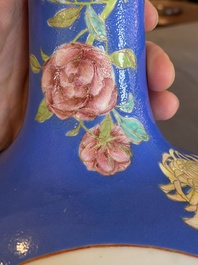 Een paar flesvormige Chinese famille rose vazen met blauwe fondkleur, He Xuren 何許人 merk, 20e eeuw