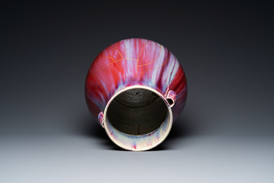 Vase de forme 'hu' en porcelaine de Chine &agrave; &eacute;mail flamb&eacute; restaur&eacute; de fa&ccedil;on kintsugi, marque de Qianlong, 20&egrave;me