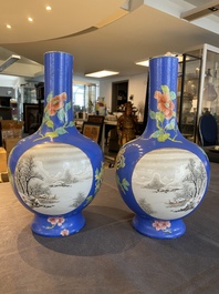 Een paar flesvormige Chinese famille rose vazen met blauwe fondkleur, He Xuren 何許人 merk, 20e eeuw