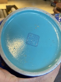 Een paar flesvormige Chinese famille rose vazen met blauwe fondkleur, He Xuren 何許人 merk, 20e eeuw