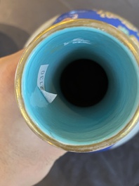 Een paar flesvormige Chinese famille rose vazen met blauwe fondkleur, He Xuren 何許人 merk, 20e eeuw
