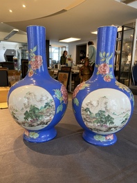 Een paar flesvormige Chinese famille rose vazen met blauwe fondkleur, He Xuren 何許人 merk, 20e eeuw