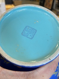 Een paar flesvormige Chinese famille rose vazen met blauwe fondkleur, He Xuren 何許人 merk, 20e eeuw
