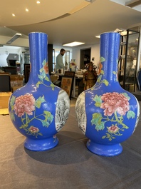 Een paar flesvormige Chinese famille rose vazen met blauwe fondkleur, He Xuren 何許人 merk, 20e eeuw