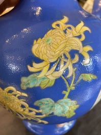 Een paar flesvormige Chinese famille rose vazen met blauwe fondkleur, He Xuren 何許人 merk, 20e eeuw