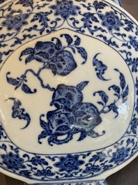 Een Chinese blauw-witte Ming-stijl 'bianhu' vaas met perziken, Jiaqing merk en periode