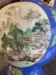 Een paar flesvormige Chinese famille rose vazen met blauwe fondkleur, He Xuren 何許人 merk, 20e eeuw