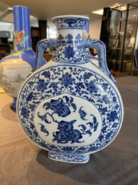 Een Chinese blauw-witte Ming-stijl 'bianhu' vaas met perziken, Jiaqing merk en periode