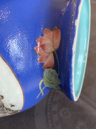 Een paar flesvormige Chinese famille rose vazen met blauwe fondkleur, He Xuren 何許人 merk, 20e eeuw