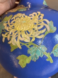 Een paar flesvormige Chinese famille rose vazen met blauwe fondkleur, He Xuren 何許人 merk, 20e eeuw