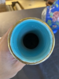 Een paar flesvormige Chinese famille rose vazen met blauwe fondkleur, He Xuren 何許人 merk, 20e eeuw