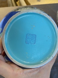 Een paar flesvormige Chinese famille rose vazen met blauwe fondkleur, He Xuren 何許人 merk, 20e eeuw