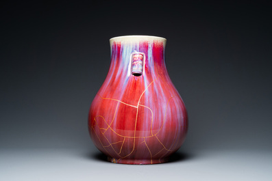 Vase de forme 'hu' en porcelaine de Chine &agrave; &eacute;mail flamb&eacute; restaur&eacute; de fa&ccedil;on kintsugi, marque de Qianlong, 20&egrave;me