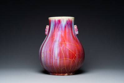 Vase de forme 'hu' en porcelaine de Chine &agrave; &eacute;mail flamb&eacute; restaur&eacute; de fa&ccedil;on kintsugi, marque de Qianlong, 20&egrave;me