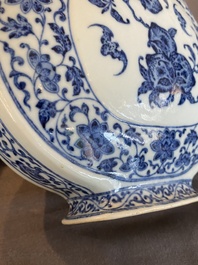 Een Chinese blauw-witte Ming-stijl 'bianhu' vaas met perziken, Jiaqing merk en periode
