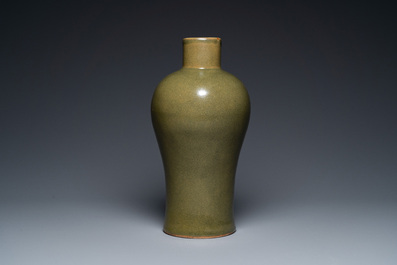 A Chinese monochrome teadust-glazed 'meiping' vase, Qianlong mark, 19/20th C.