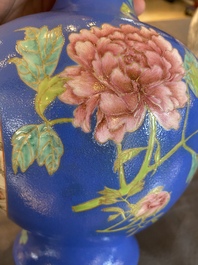 Een paar flesvormige Chinese famille rose vazen met blauwe fondkleur, He Xuren 何許人 merk, 20e eeuw