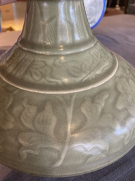 Vase de forme bouteille en porcelaine de Chine c&eacute;ladon monochrome &agrave; d&eacute;cor incis&eacute;, probablement Qianlong