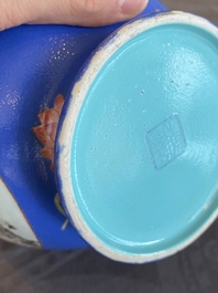 Een paar flesvormige Chinese famille rose vazen met blauwe fondkleur, He Xuren 何許人 merk, 20e eeuw