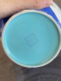 Een paar flesvormige Chinese famille rose vazen met blauwe fondkleur, He Xuren 何許人 merk, 20e eeuw