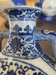 Een Chinese blauw-witte Ming-stijl 'bianhu' vaas met perziken, Jiaqing merk en periode