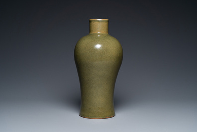 A Chinese monochrome teadust-glazed 'meiping' vase, Qianlong mark, 19/20th C.