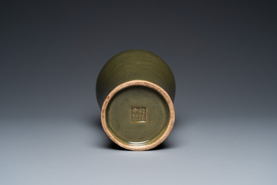 A Chinese monochrome teadust-glazed 'meiping' vase, Qianlong mark, 19/20th C.