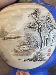 Een paar flesvormige Chinese famille rose vazen met blauwe fondkleur, He Xuren 何許人 merk, 20e eeuw